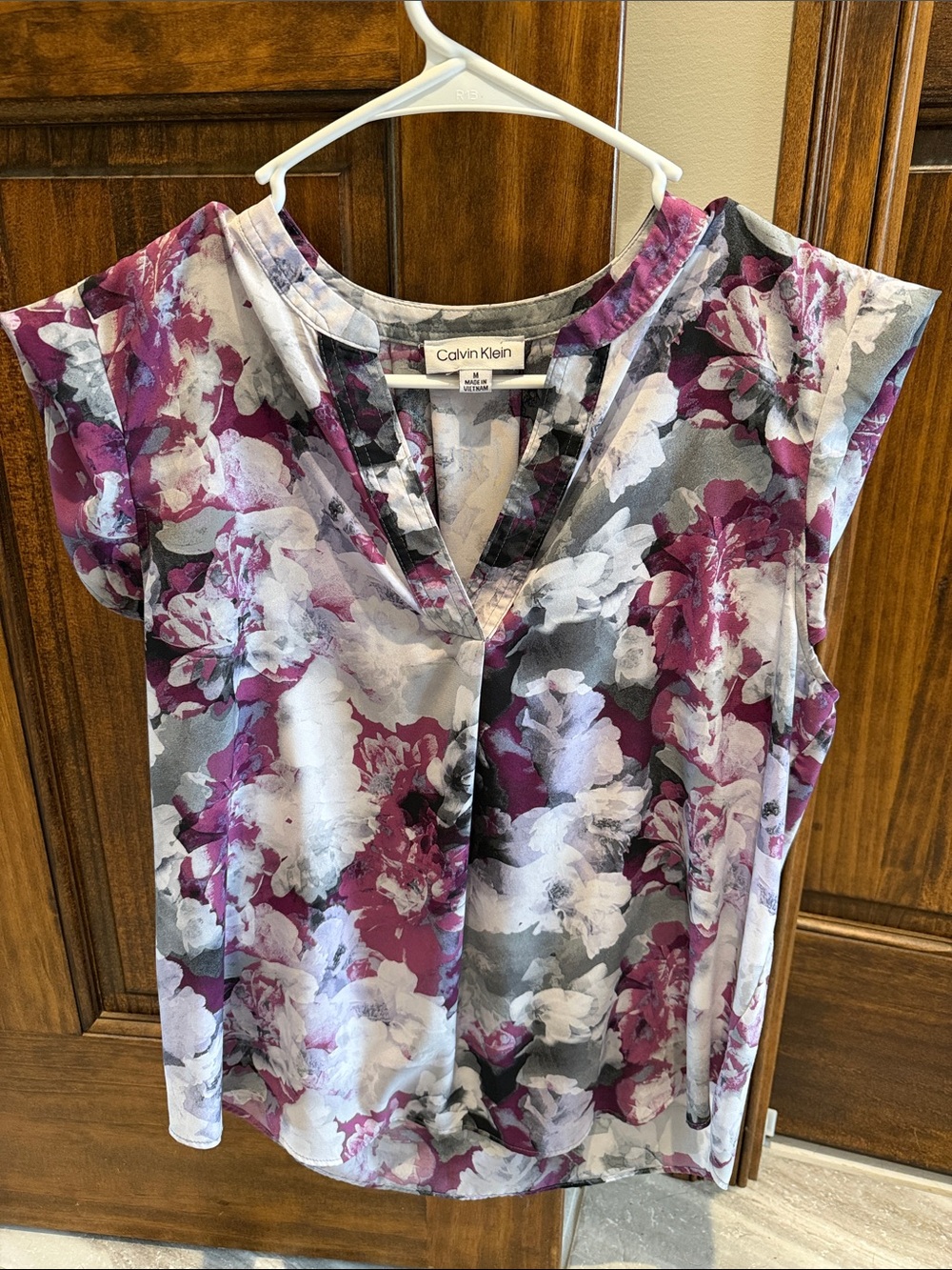 Calvin Klein Floral V-Neck Cap Sleeve Blouse in Plum, Gray and White